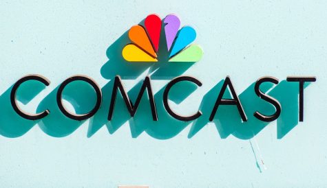 Comcast shares tumble on customer losses